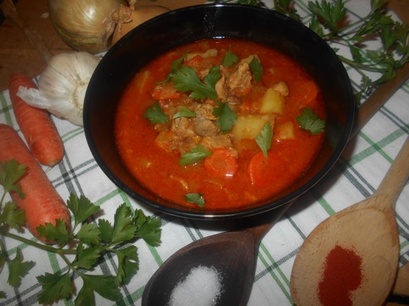 Zupa gulaszowa z szynką Zupa gulaszowa z szynką