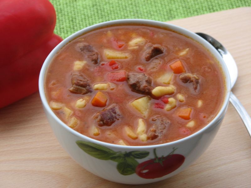 Zupa gulaszowa z zacierkami Zupa gulaszowa z zacierkami