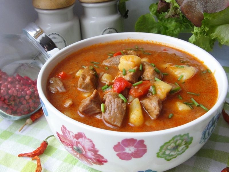 Zupa gulaszowa z ziemniakami