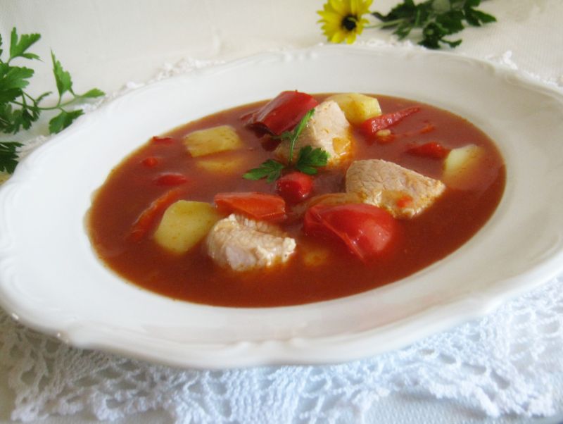 Zupa gulaszowa z ziemniakami Zupa gulaszowa z ziemniakami