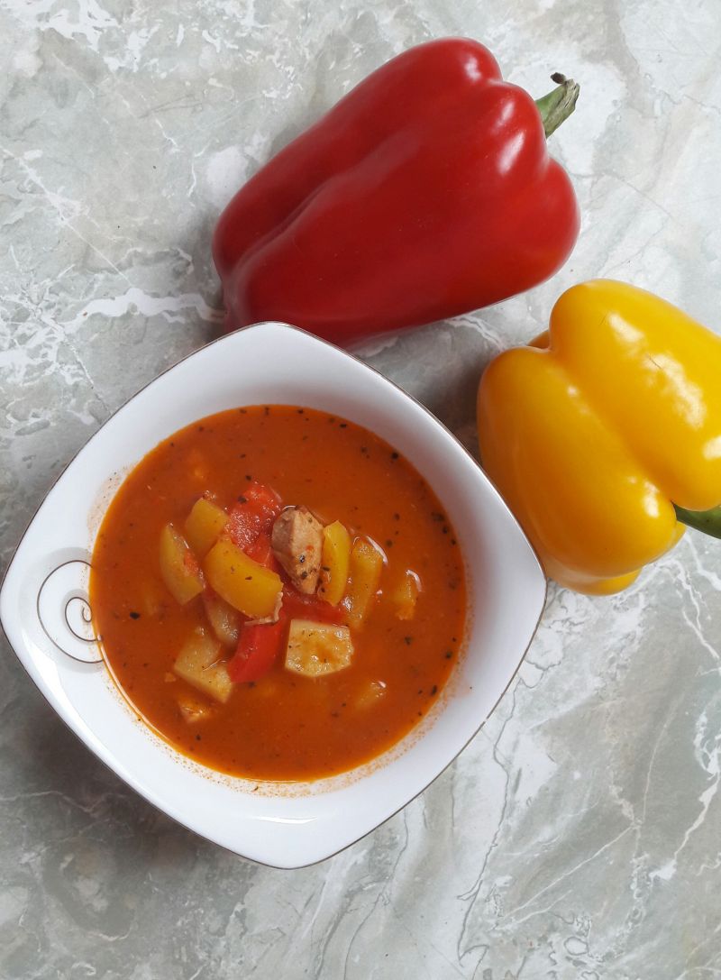 Zupa gulaszowa z ziemniakami i papryką