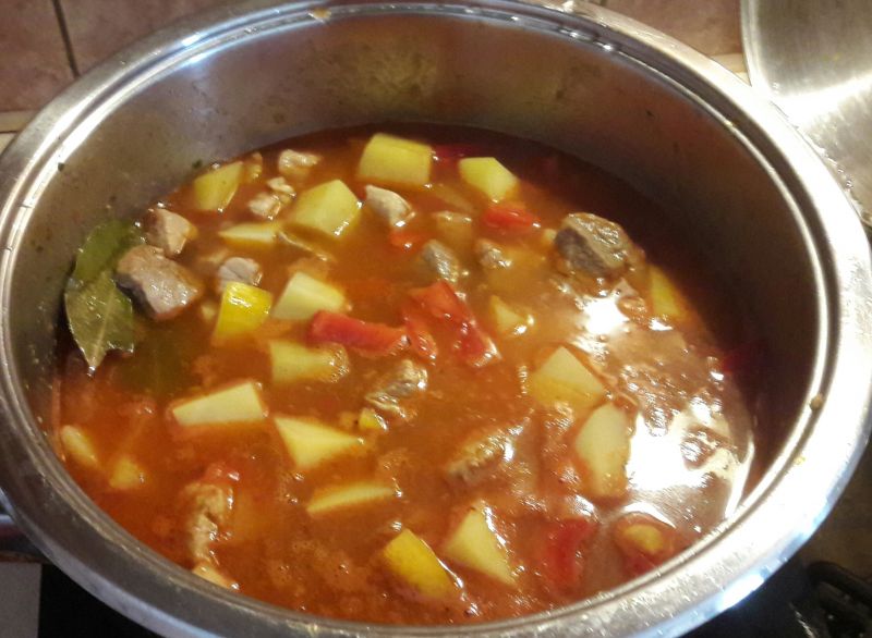 Zupa gulaszowa z ziemniakami i papryką