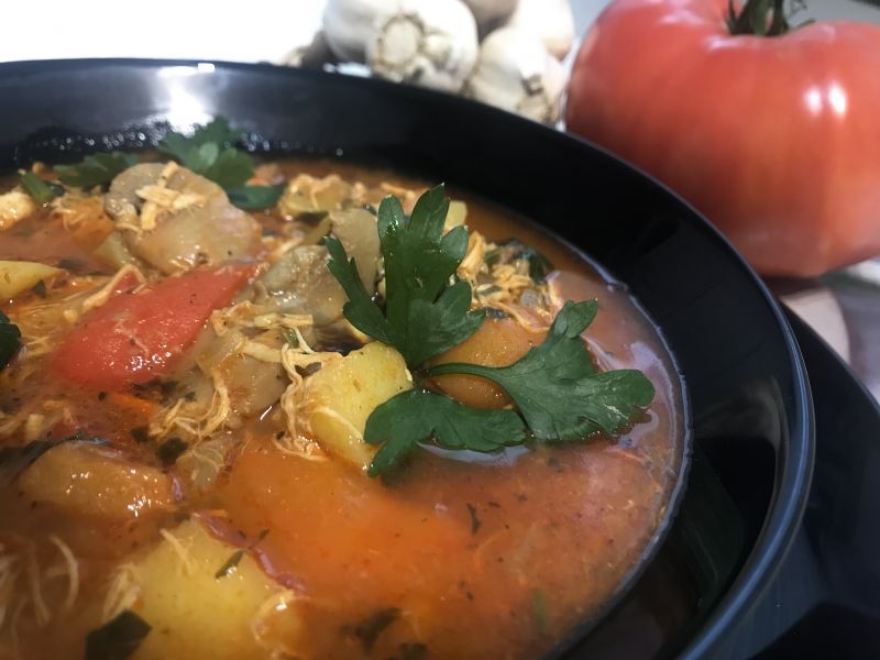 Zupa "gyros" z kurczakiem, papryką i pieczarkami