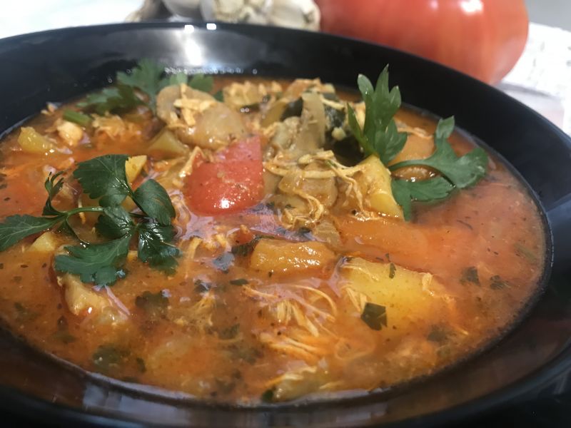 Zupa "gyros" z kurczakiem, papryką i pieczarkami