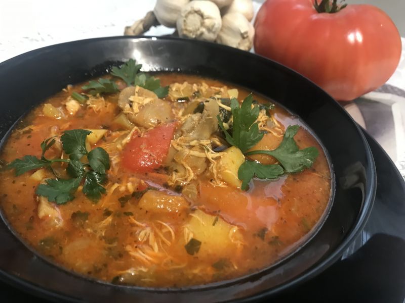 Zupa "gyros" z kurczakiem, papryką i pieczarkami