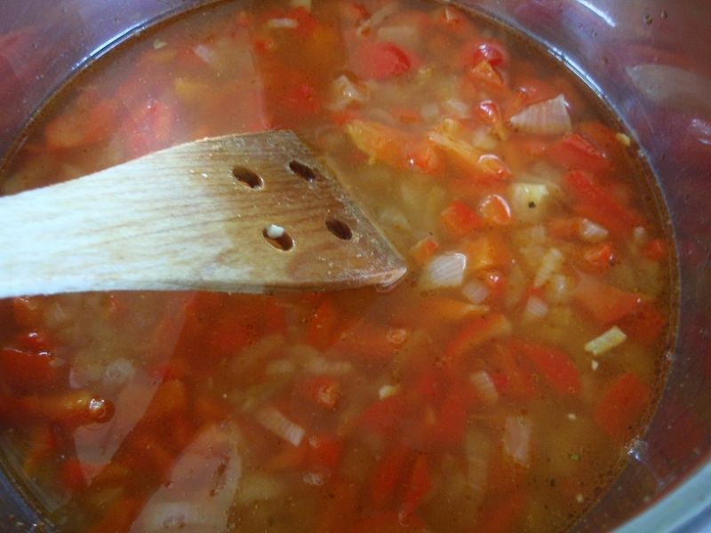 Zupa gyrosowa z czerwoną papryką