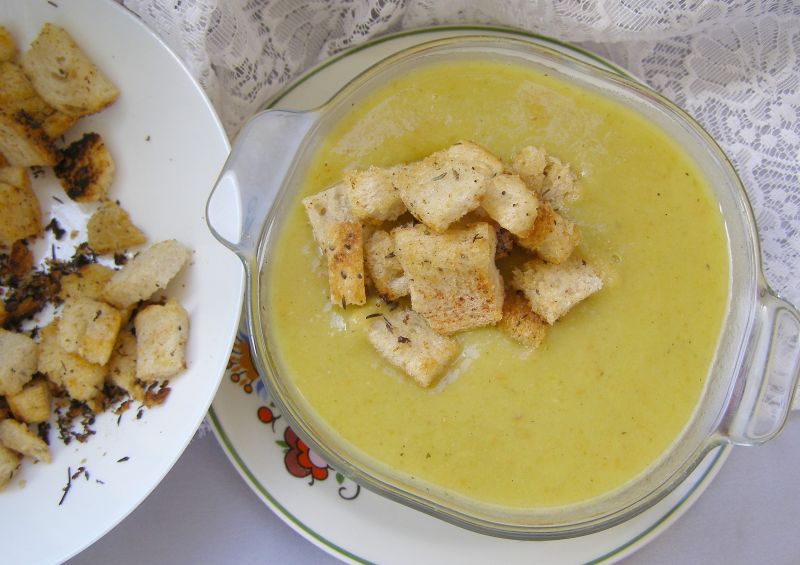 Zupa jarzynowa kremowa z grzankami tymiankowymi Zupa jarzynowa kremowa z grzankami tymiankowymi