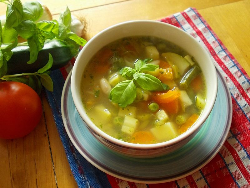 Zupa jarzynowa z bazyliowym pesto