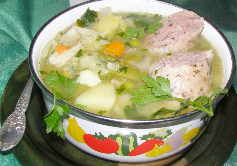 Zupa jarzynowa z białą kiełbasą