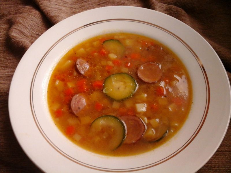 Zupa jarzynowa z cienką kiełbasą