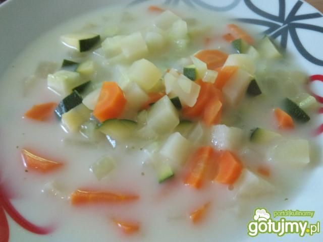 Zupa jarzynowa z cukinią i ogórkiem Zupa jarzynowa z cukinią i ogórkiem
