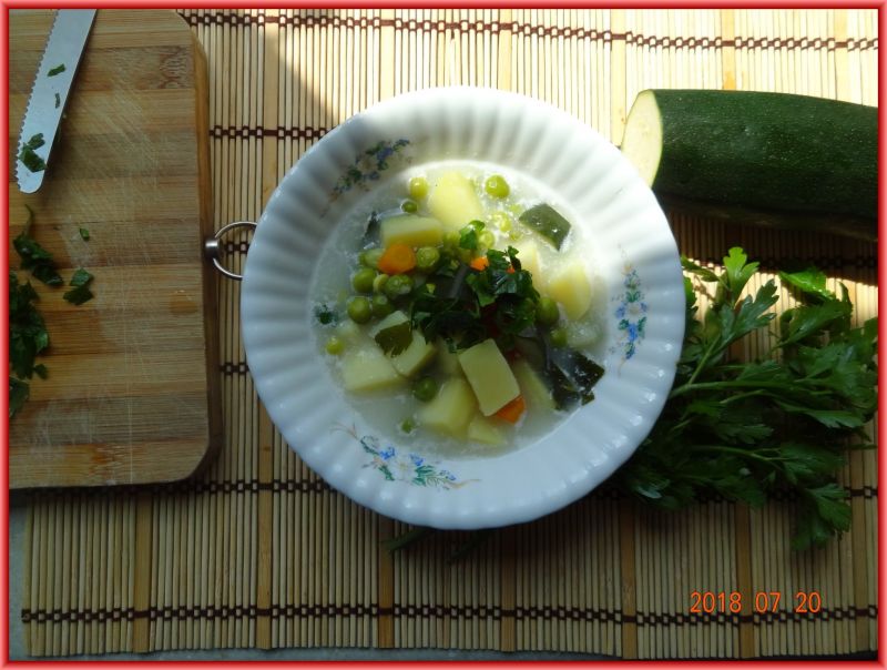 Zupa jarzynowa z cukinią i zielonym groszkiem