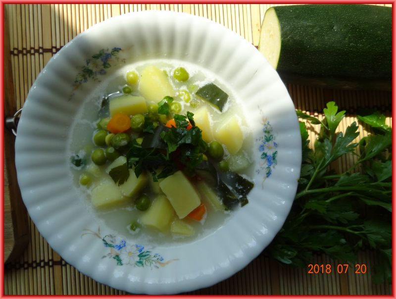 Zupa jarzynowa z cukinią i zielonym groszkiem