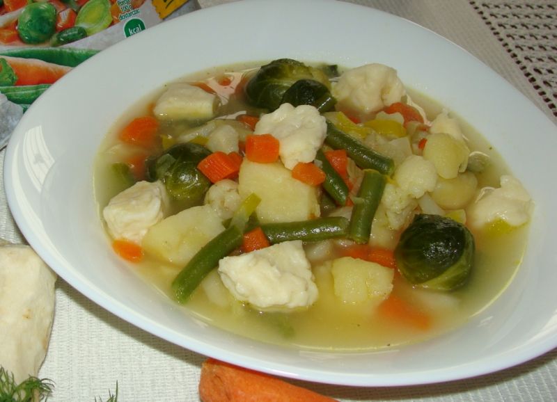 Zupa jarzynowa z kluseczkami sezamowymi