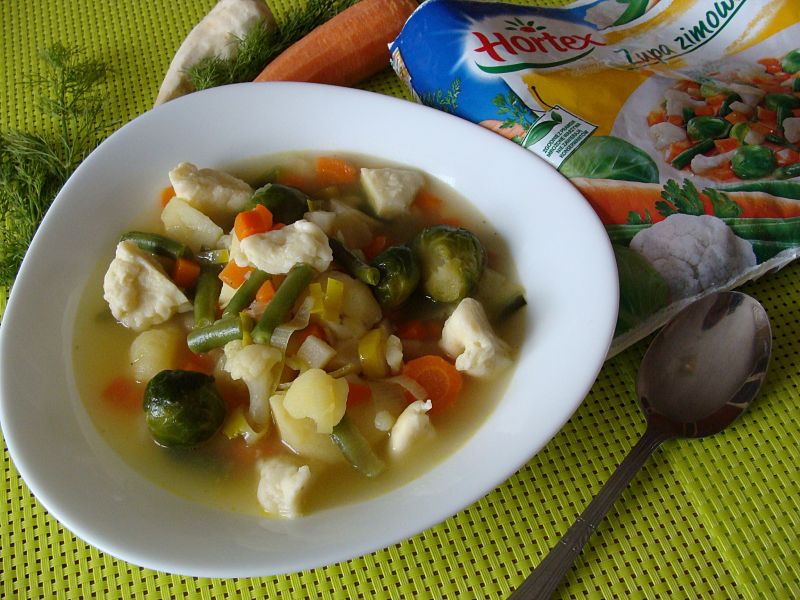 Zupa jarzynowa z parzonymi kluseczkami sezamowymi