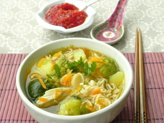 Zupa jarzynowa z sosem sojowym i wonton