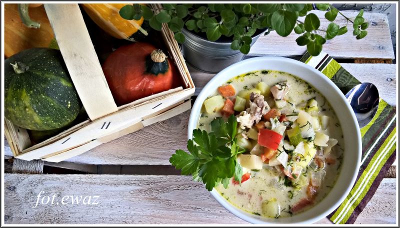 Zupa jarzynowa z topionym serkiem