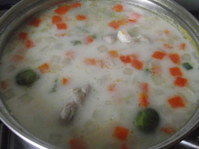 Zupa jarzynowa zabielana śmietaną