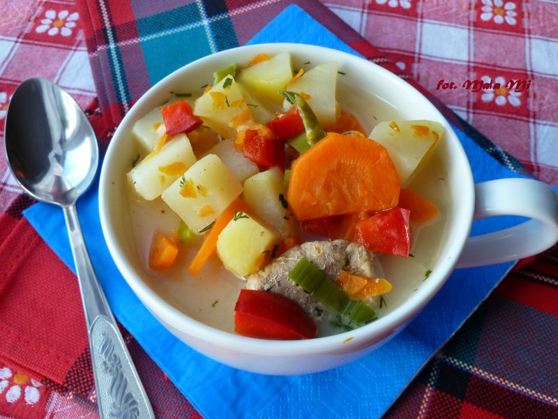 Zupa jesienna z papryką, porem i serkiem topionym