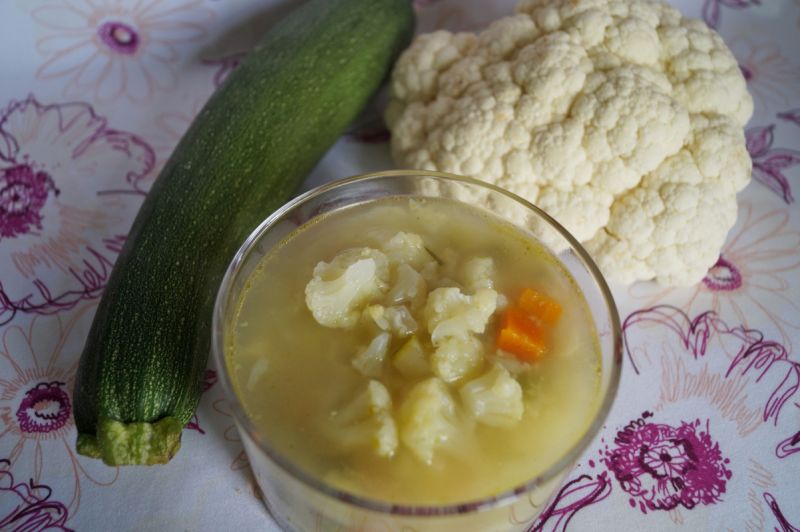 Zupa kalafiorowa z cukinią i jaglanką