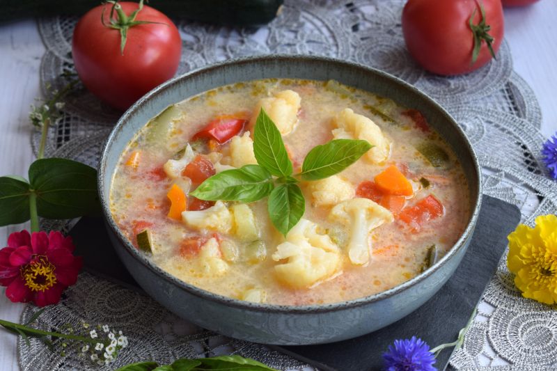 Zupa kalafiorowa z cukinią, pomidorem i papryką Zupa kalafiorowa z cukinią, pomidorem i papryką