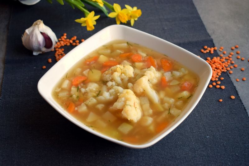 Zupa kalafiorowa z czerwoną soczewicą i kalarepką