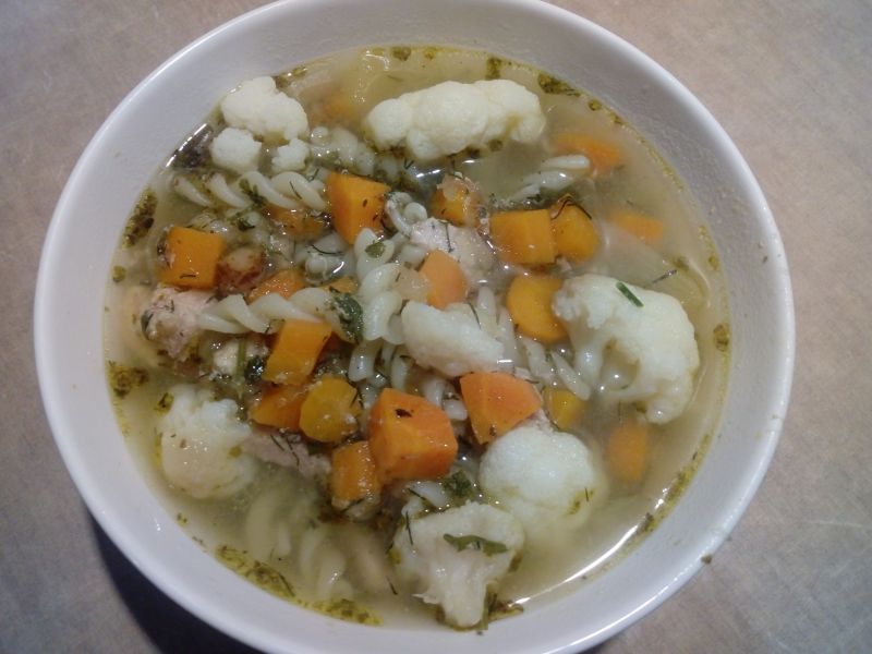 Zupa kalafiorowa z makaronem Zupa kalafiorowa z makaronem