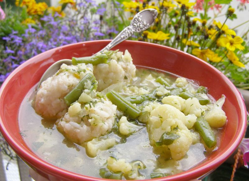 Zupa kalafiorowo-fasolowa z klopsikami Zupa kalafiorowo-fasolowa z klopsikami