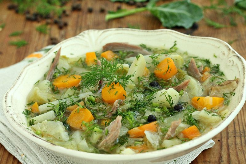 Zupa  kalarepa z kapustą na kaczce