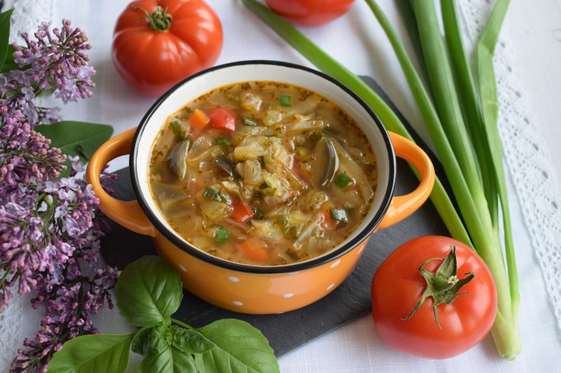 Zupa kapuściana z bakłażanem, papryką i pomidorem