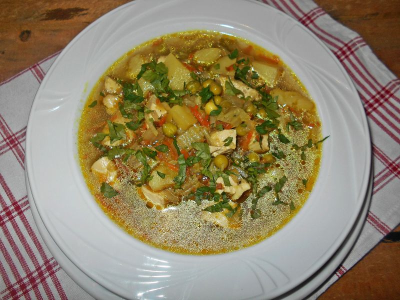 Zupa kapuściano-groszkowa z kurczakiem