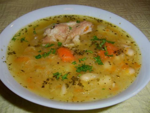 Zupa kapuśniak na żeberkach z fasolką