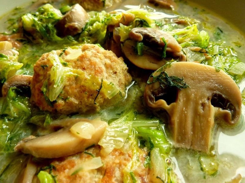 Zupa klopsowa z kapustą pekińską i pieczarkami