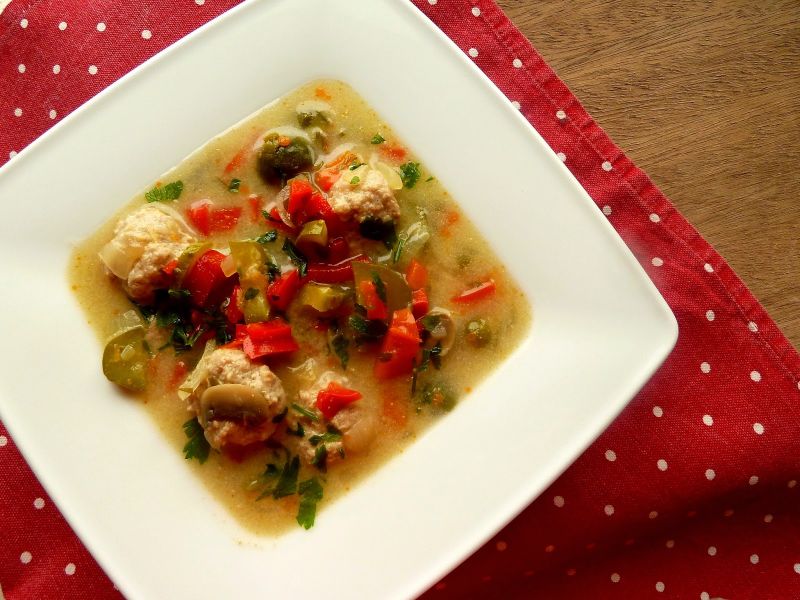 Zupa klopsowa z ogórkiem konserwowym i papryką