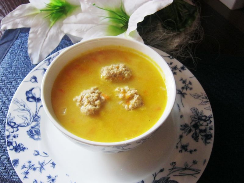Zupa klopsowa z tartą marchewką