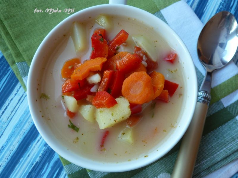 Zupa kolorowa z pomidorami i papryką Zupa kolorowa z pomidorami i papryką