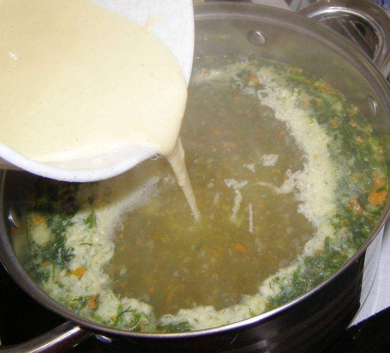Zupa koperkowa z lanymi kluskami i jajkiem