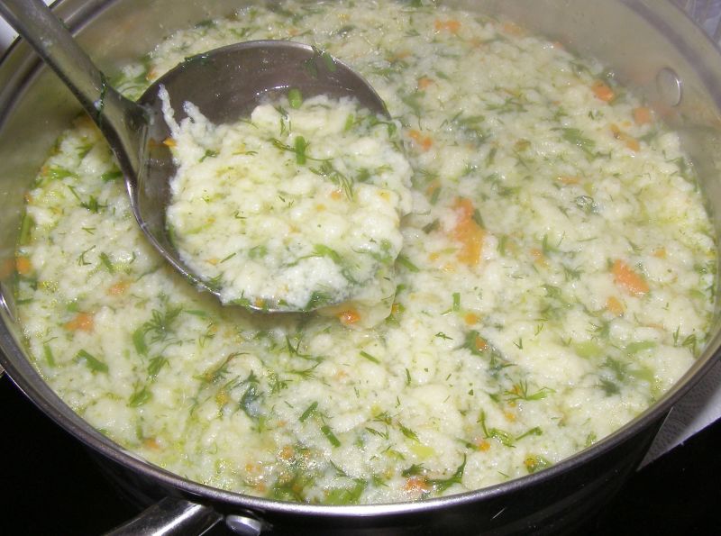 Zupa koperkowa z lanymi kluskami i jajkiem