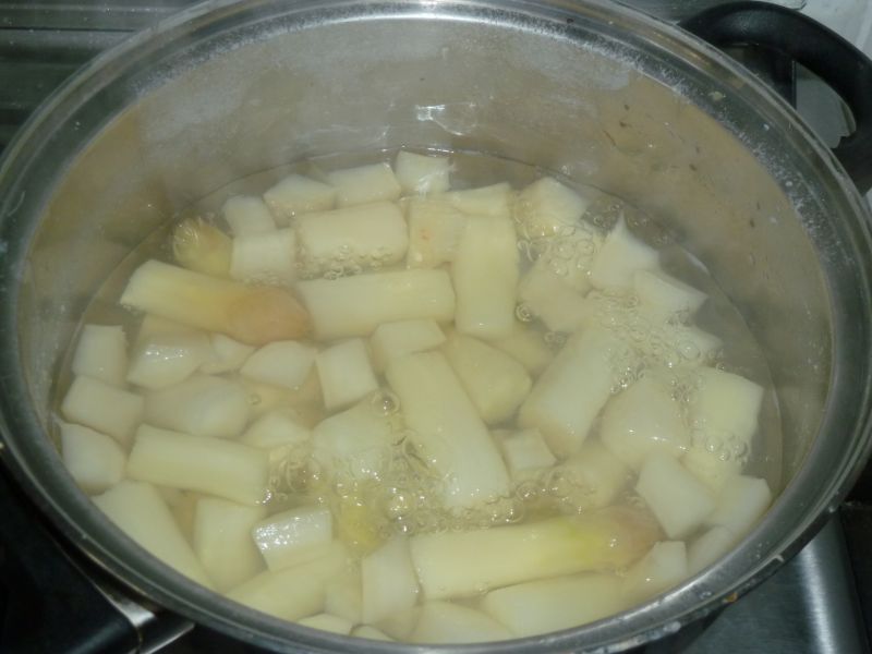 Zupa-krem brokułowa z białymi szparagami