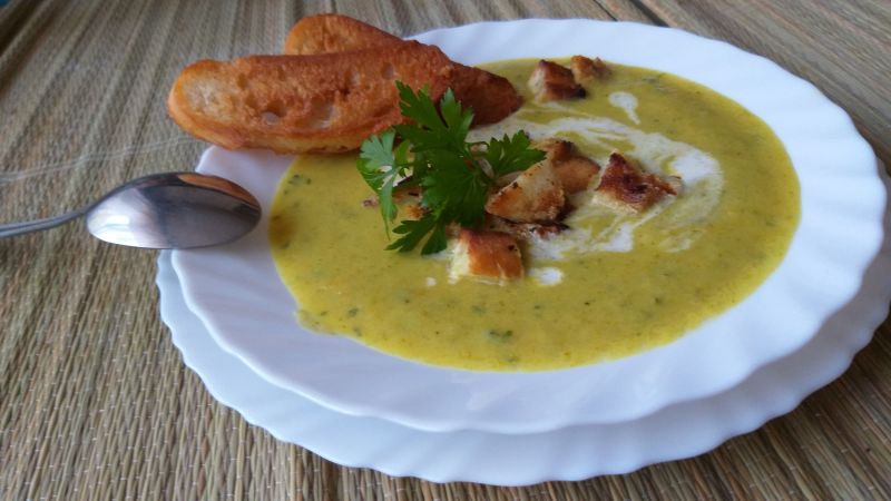 Zupa krem brokułowo - cukiniowa  Zupa krem brokułowo - cukiniowa