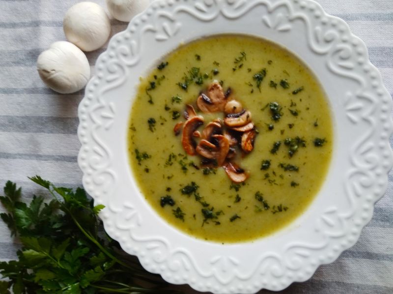 Zupa krem brokułowo-cukiniowa z pieczarkami Zupa krem brokułowo-cukiniowa z pieczarkami