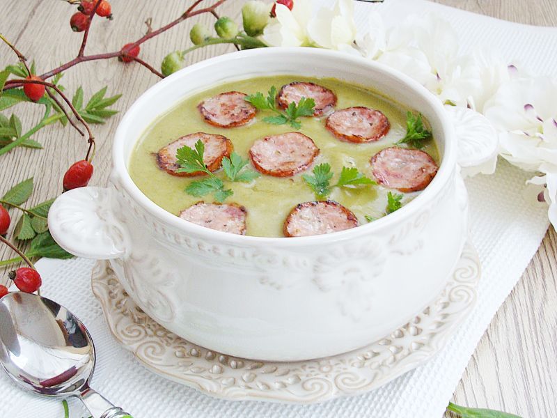 Zupa krem brokułowo-szpinakowa z bekonową kiełbasą Zupa krem brokułowo-szpinakowa z bekonową kiełbasą