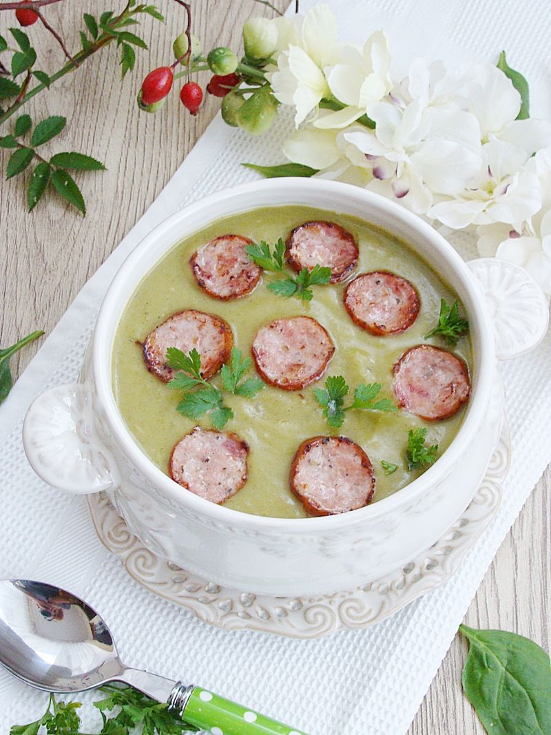 Zupa krem brokułowo-szpinakowa z bekonową kiełbasą Zupa krem brokułowo-szpinakowa z bekonową kiełbasą