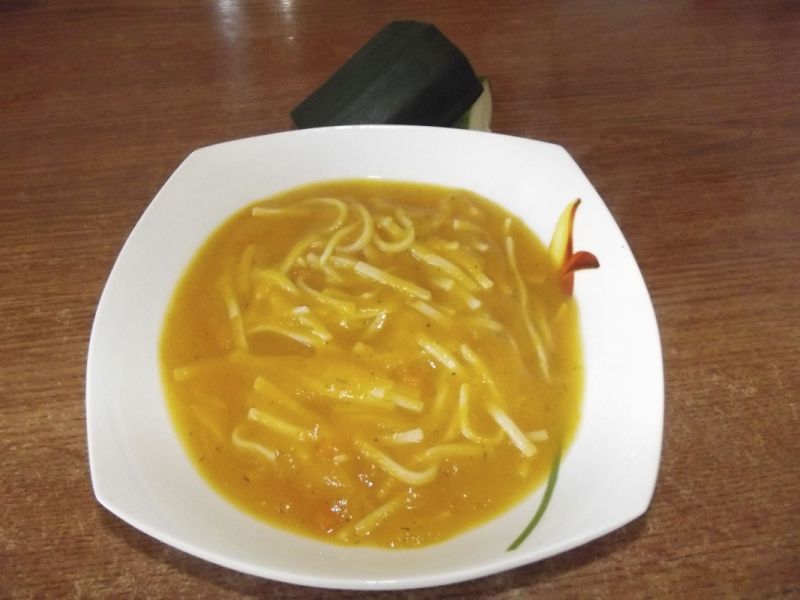 Zupa krem cukiniowo marchewkowa z makaronem Zupa krem cukiniowo marchewkowa z makaronem