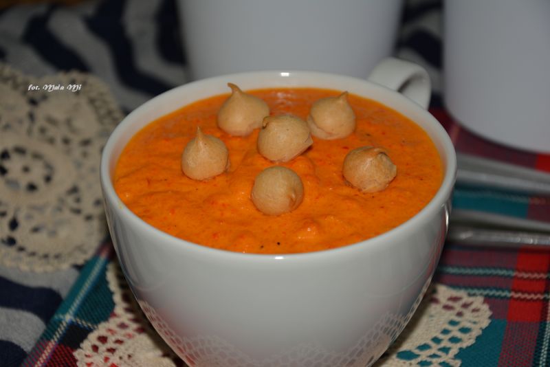 Zupa-krem dyniowa z pieczoną papryką i mascarpone  Zupa-krem dyniowa z pieczoną papryką i mascarpone