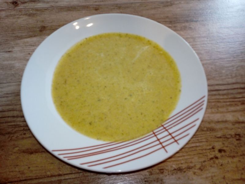 Zupa krem jarzynowy z serkiem topionym i śmietaną