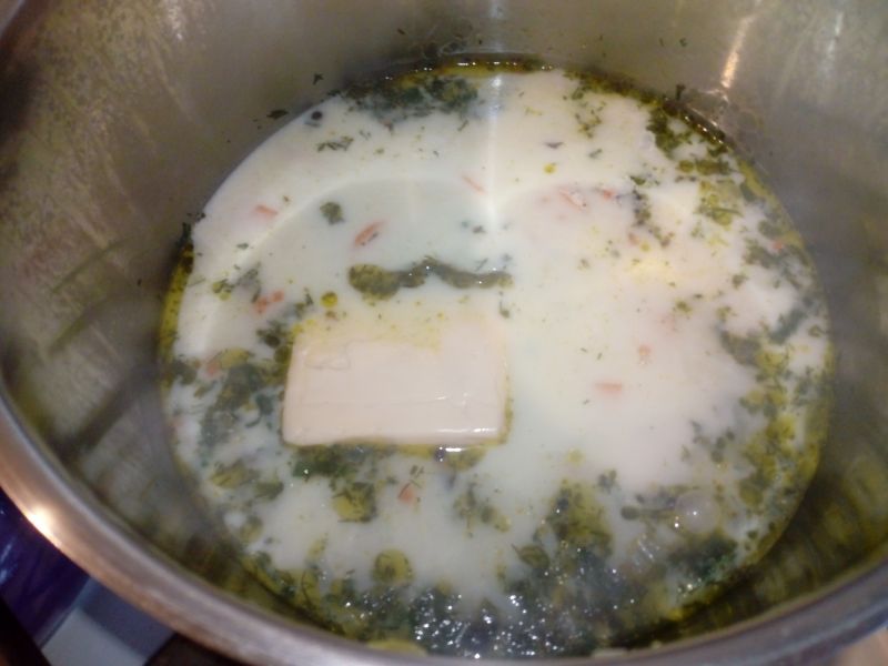 Zupa krem jarzynowy z serkiem topionym i śmietaną