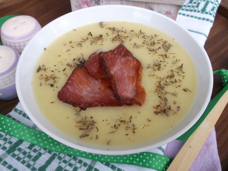 Zupa krem z białych warzyw i z chipsem z boczku Zupa krem z białych warzyw i z chipsem z boczku