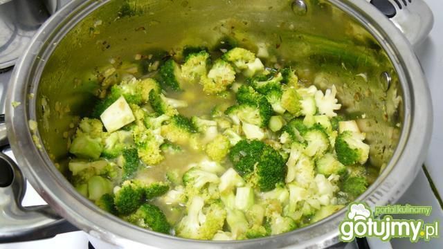 Zupa-krem z brokuła i kukurydzy z rokfor