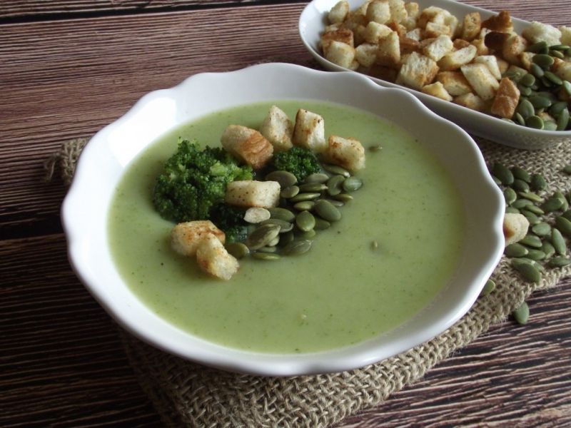 Zupa krem z brokuła z pestkami dyni i grzankami